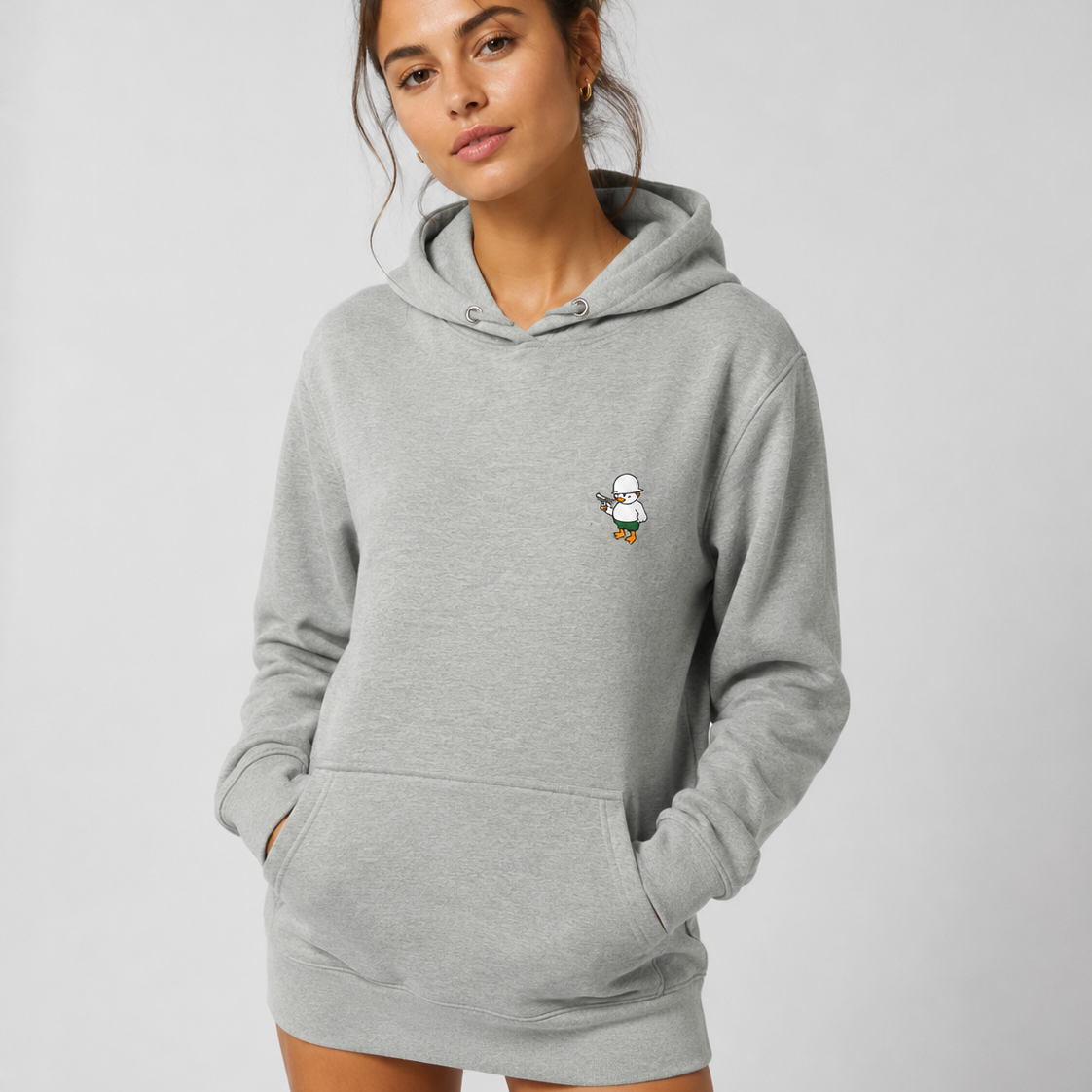 Frau. Mitte 20 im Grauen hoodie