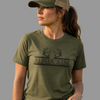 Jägerin in Oliv grünen ALPHA AIM Shirt mit ALPHA AIM CAP